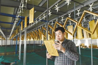 竹制品生产车间里,工人正细心查看茶具烤漆质量。