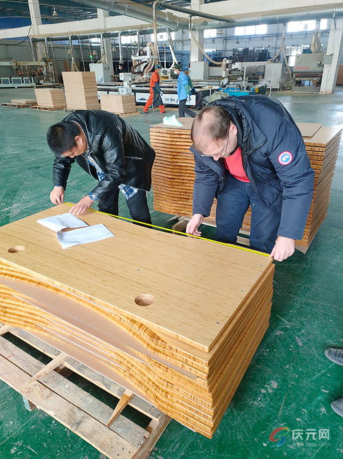 鸿丽家具办公桌面板投入量产