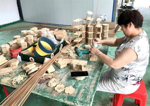 台灯 蝈蝈笼 屏风 茶礼盒 湖北红安鄢家村共富工坊的竹制品琳琅满目