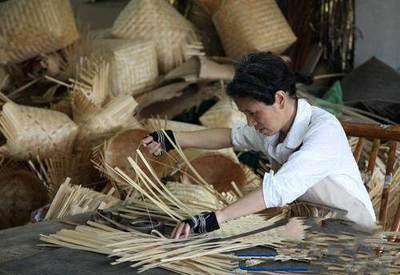 农村这些绿色老物件还是手工制作的好,方便又实用啊!