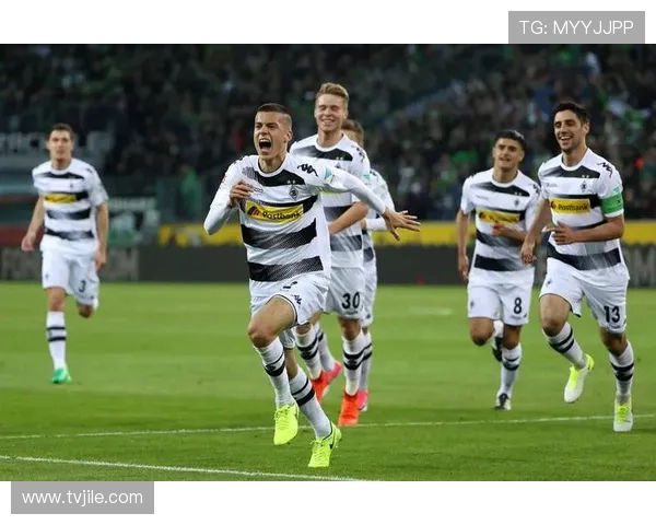 丹克特执法德国国家德比 拜仁在他执法的27场比赛中取得22场胜利 丹克特执法德国国家德比 拜仁在他执法的27场比赛中取得22场胜利